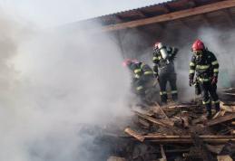 Aproximativ o tonă de lemne distrusă într-un incendiu izbucnit în urmă cu puțin timp