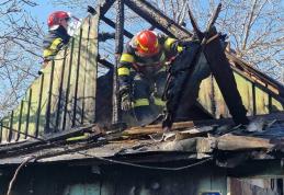 Anexă distrusă de flăcări la Străteni