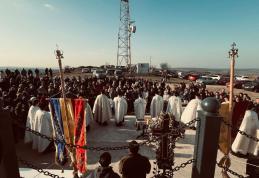 Sub Crucea de pe Măgura Ibăneştiului: preoți și credincioși uniți în rugăciune – FOTO