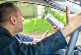 A rămas fără permis după ce l-au prins mangă la volan