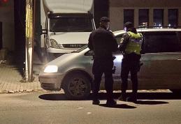 Bărbat amendat de polițiști după ce a fost prins cu trei porci într-o remorcă