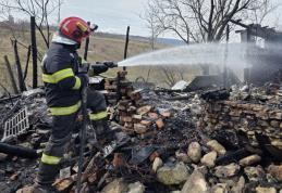 Anexă cuprinsă de flăcări din cauza unui scurtcircuit