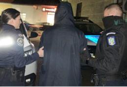 Doi bărbați au fost surprinși de polițiști chiar în timp ce furau dintr-o societate 