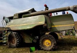 O combină a luat foc în timp ce treiera porumb pe un câmp din Lișmănița, Darabani