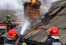 Casă din Pomârla în pericol din cauza unui incendiu izbucnit în jurul coșului de fum