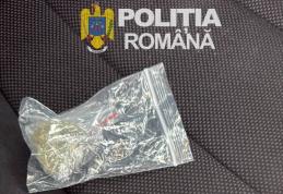 Substanțe interzise găsite de polițiști într-un autoturism