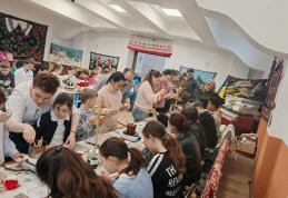 Ceară, culoare și tradiție: elevii din Pomârla au transformat școala într-un atelier pascal