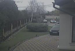 Trei persoane au pătruns în curtea unui necunoscut pentru a se sustrage controlului polițiștilor