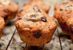 Brioșe cu banane și fulgi de ciocolată