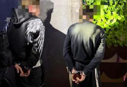 Doi tineri reținuți pentru lovire sau alte violențe, violarea vieții private și șantaj