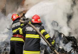 Incendiu nocturn la Vlădeni: acoperișul unei case a fost grav afectat