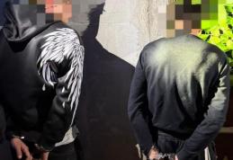 Trei tineri reținuți după ce au distrus geamurile unei case și au agresat fizic proprietarul