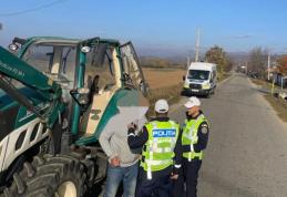S-a ales cu dosar penal după ce a fost depistat conducând fără permis un tractor neînmatriculat