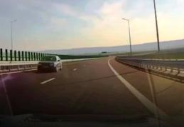 Un șofer de 75 de ani a mers 22 km pe contrasens pe Autostrada Moldovei și a fost oprit de polițiști înainte de o tragedie