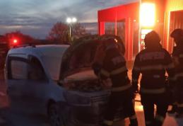 Autoutilitară în care se aflau doi adulți și un copil transportat la spital cuprinsă de flăcări pe o stradă din Dorohoi