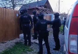 Percheziții la Vârfu Câmpului după o postare pe o rețea de socializare. Armă ridicată de polițiști