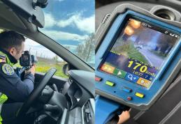 Viteză surprinsă de aparatul radar de la peste un kilometru distanță. Conducătorul auto rula cu 170 km/h în localitate