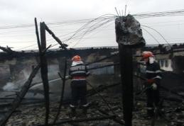 Pagube importante în urma unui incendiu izbucnit la un grajd de animale din Viişoara