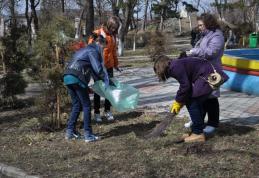 Parcul „Grădina de vară” ecologizat de copiii de la Şcoala Nr.5 Dorohoi