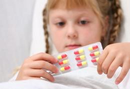 Medicamentele nu sunt bomboane Ce rişti dacă îi dai copilului tău pastile, fără să mergi la medic