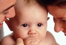 Noua Lege a adopţiilor intră în vigoare sâmbătă: românii din străinătate vor putea înfia copii