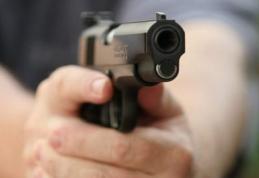 Un bătrân din Dumeni a tras cu pistolul în vecinii săi