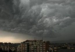 AVERTIZARE METEO: Ploi torenţiale, vânt puternic şi descărcări electrice
