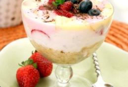 Budincă de iaurt și fructe de pădure