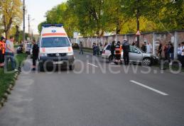 O tânără șoferiță din Dorohoi a dărâmat un stâlp pe strada 1 Decembrie