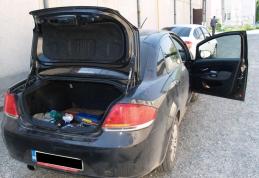 Autoturisme căptuşite cu mii de ţigarete de contrabandă