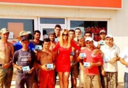 Se poate şi invers! Andreea Bănică a fluierat după un grup de muncitori!