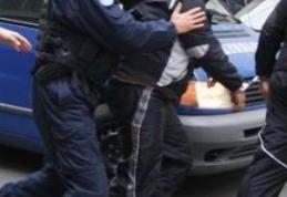 Bărbați prinşi de jandarmi după ce au furat bunuri din curtea unei locuinţe