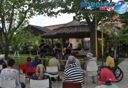 Dorohoi [VIDEO/FOTO]: Minirecital susţinut de trupa Arhaic la Centrul de Îngrijire şi Asistenţă