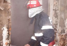 Rănit într-un incendiu provocat din neglijenţă