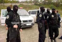 Membrii unei grupări infracţionale, cercetaţi în stare de arest preventiv