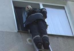 Bărbat salvat în ultima clipă de pompieri