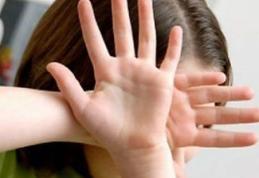 La cinci ani, traumatizată de educatoare: „M-a închis în debara, mă bate şi mă trage de păr”