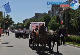 VIDEO/FOTO - Paradă impresionantă în a doua zi a Festivalului Național de muzică populară „Mugurelul”
