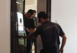 Trei fraţi salvaţi de pompieri după ce au rămas blocaţi în casă