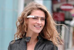 Google scoate la vânzare mai multe perechi prototip de ochelari conectaţi la internet