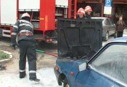 Maşină cuprinsă de flăcări în mers