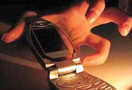 Tânăr prins de polițiști imediat după ce a furat un telefon mobil de la o fetiță de 14 ani