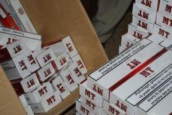 8.000 de ţigarete de contrabandă descoperite într-un Opel