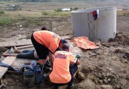 Bărbaţi căzuţi într-un puţ de captare a apei, scoşi de pompierii dorohoieni