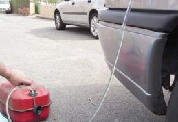 Tânăr arestat de polițiștii dorohoieni în timp ce fura benzină din rezervorul unui autoturism