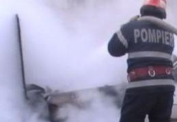 Maşină distrusă parţial într-un incendiu         