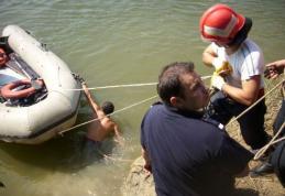 Bărbat înecat în râul Volovăţ, recuperat de pompieri după mai bine de patru ore