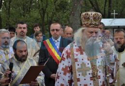 Sute de credincioşi prezenţi la resfinţirea Bisericii „Sfinţii Voievozi” din parohia Văculeşti - VIDEO/FOTO