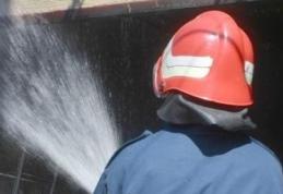 Autoturism distrus parţial într-un incendiu