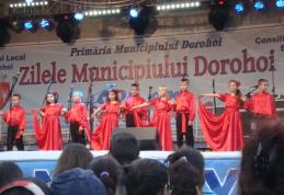 Elevii Școlii nr.8 „Mihail Kogalniceanu” au încântat  publicul cu „Valsul rozelor” - VIDEO